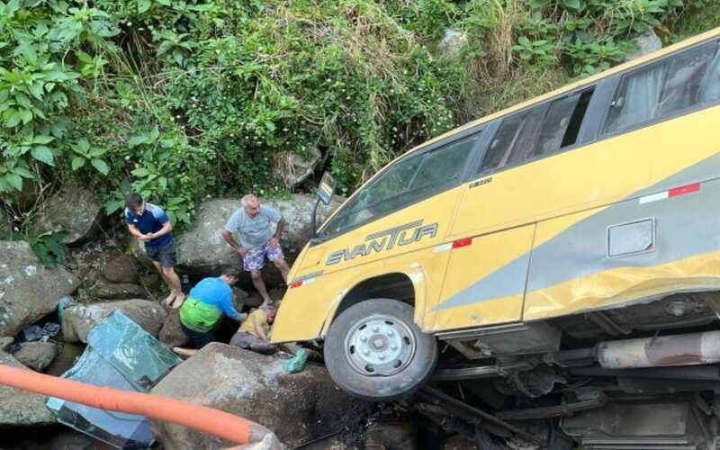 Ônibus cai em rio no Bonfim