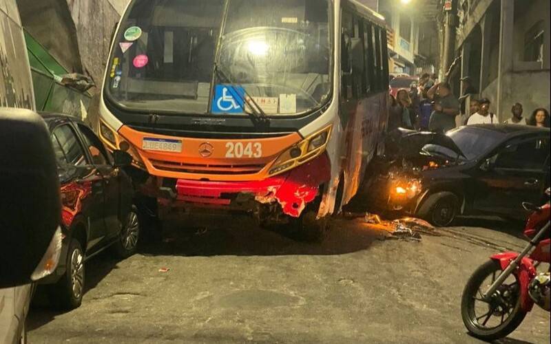 Ônibus e dois veículos colidem na noite desta segunda-feira na Comunidade 24 de Maio