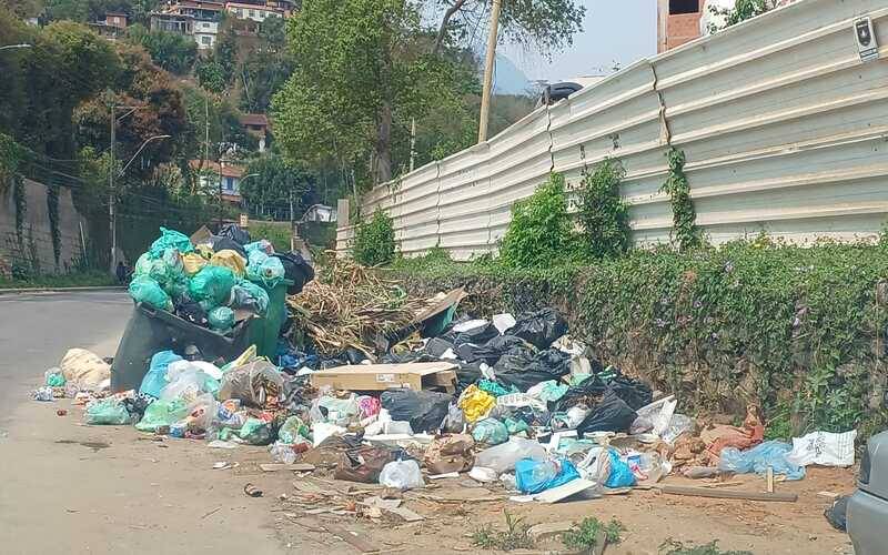 Falta de coleta regular de lixo em diversos pontos da cidade