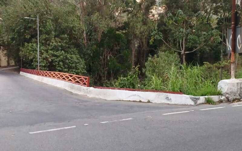 Ponte que liga a Estrada União e Indústria ao Samambaia está com trecho sem proteção l