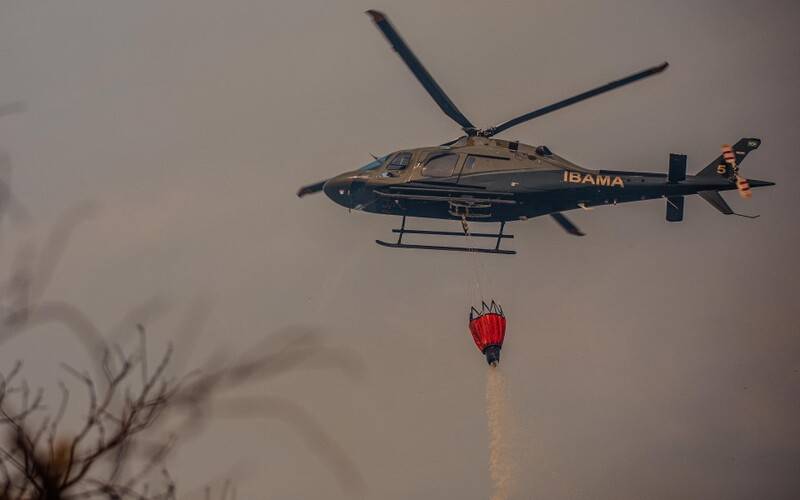 Ibama aumenta frota de helicópteros para combater incêndios florestais que atingem o p