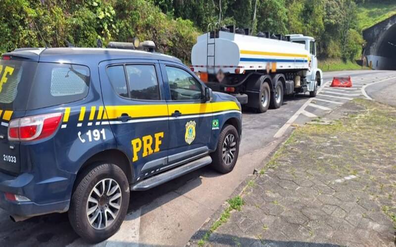 PRF flagra transporte de óleo diesel com nota fiscal ilegal em Petrópolis