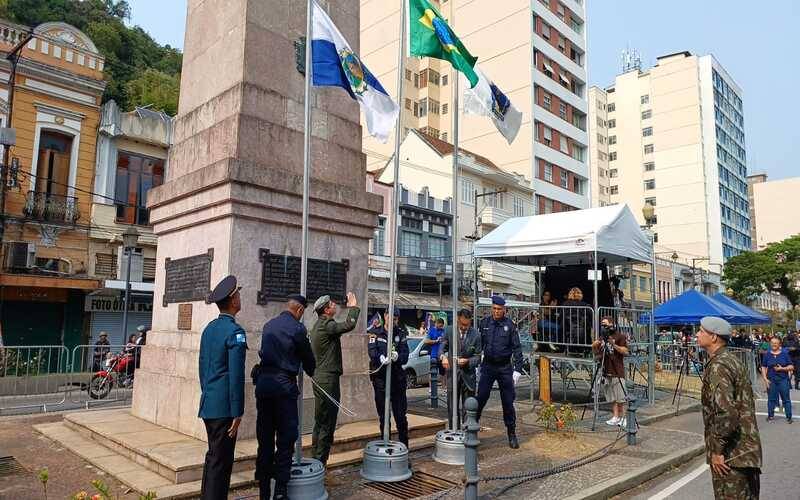 Tradicional desfile de 7 de setembro reúne autoridades, estudantes e petropolitanos no