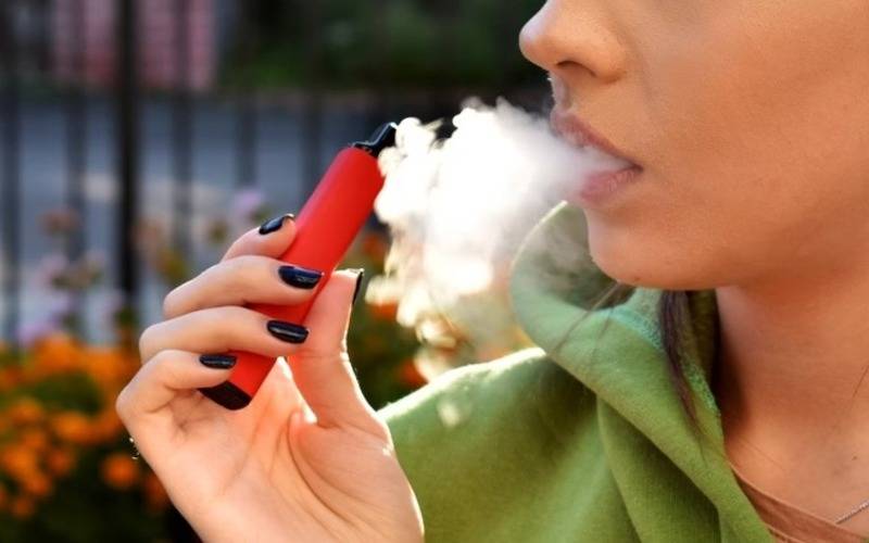 Uso de cigarros eletrônicos entre jovens e mulheres acende alerta para riscos à saúde