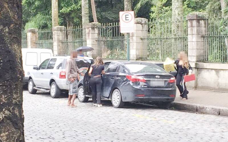 Flanelinhas coagem motoristas no centro de Petrópolis