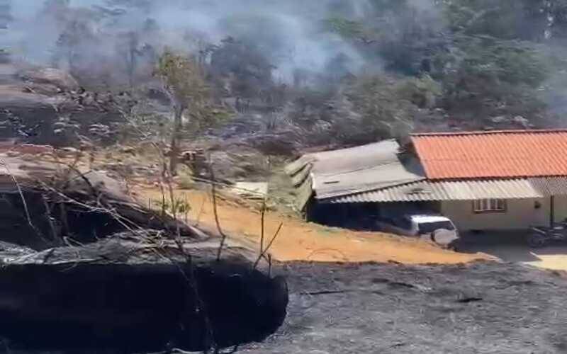   Tempo seco provoca queimadas em áreas de mata no Caxambu e Madame Machado