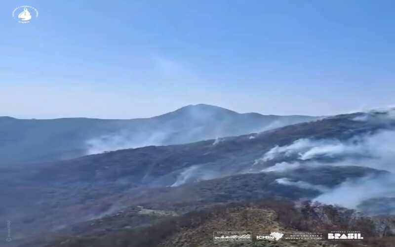 União de esforços busca conter incêndio na Serra dos Órgãos, no Rio