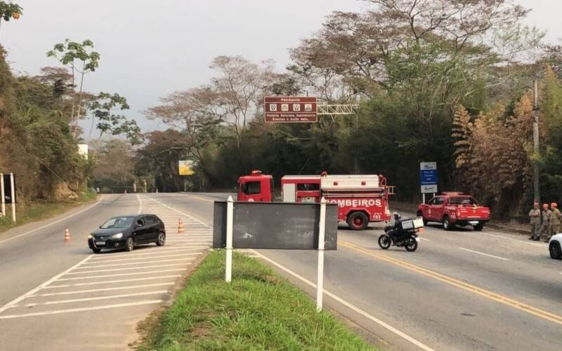 BR-040 é interditada após queda de cabos de alta tensão em Itaipava 