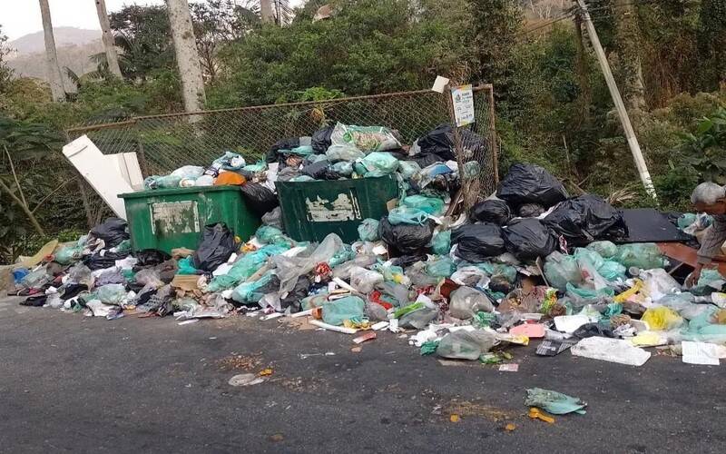 Moradores da rua Álvares de Azevedo em Corrêas sofrem com a falta da coleta de lixo 