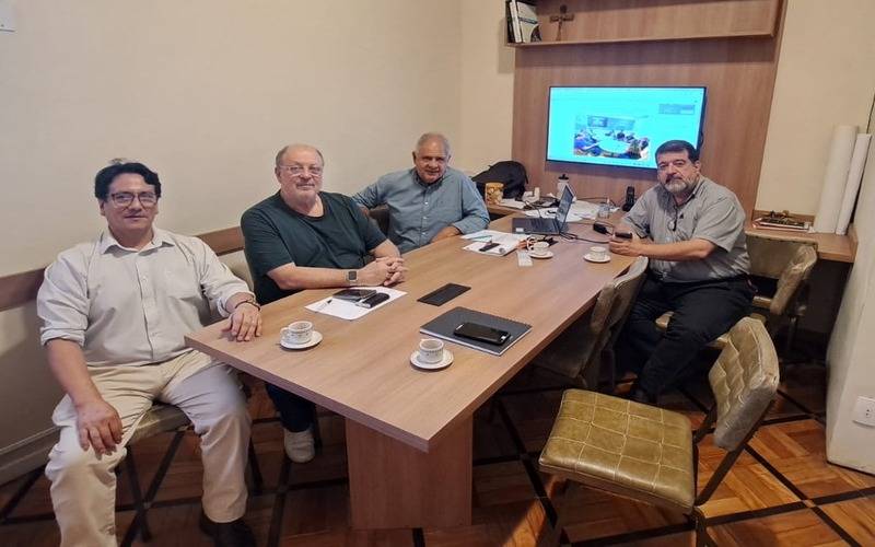 ACEP Recebe Professor da UFF para Discussão sobre Cidades Inteligentes e Firma Parceri