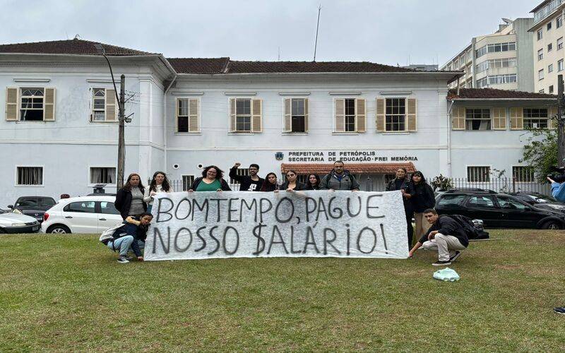 Manifestação na Praça da Águia cobra pagamentos atrasados à Prefeitura 