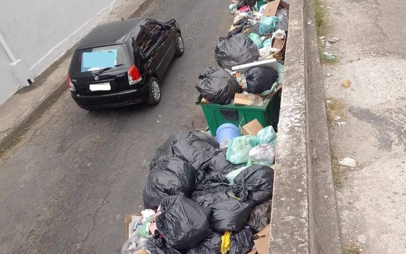 Rua Álvares de Azevedo sofre com a falta de coleta de lixo