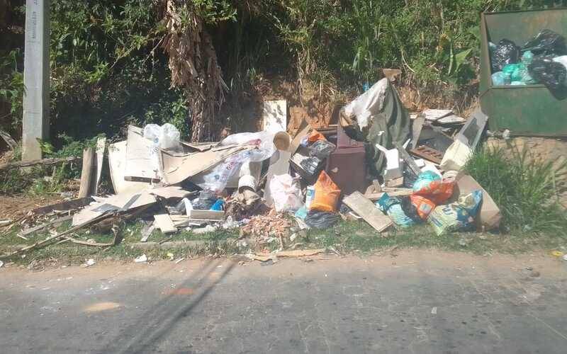 Coleta irregular e entulhos espalhados pelo bairro Floresta