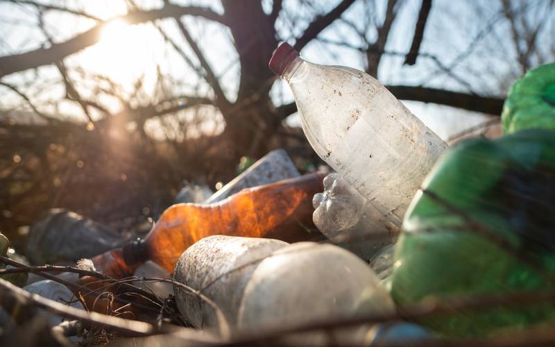 Moradores dizem que as lixeiras estão transbordando no bairro Independência