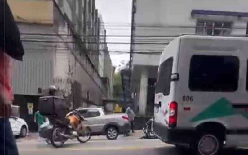 Van atropela moto na Rua Teresa