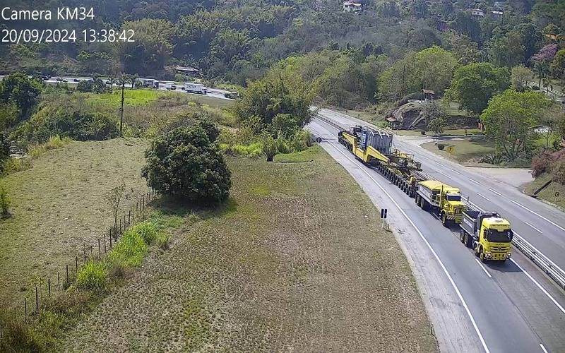 Carreta de grande porte trafega neste momento pela BR-040