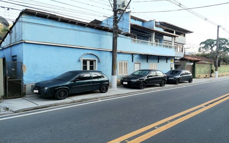 Veículos estacionando irregularmente nas calçadas de Itaipava causam risco a pedestres