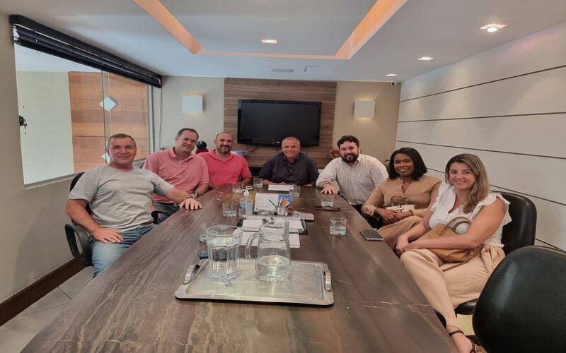 Empresários se reúnem com presidente do Instituto Estadual de Engenheiros e Arquitetos