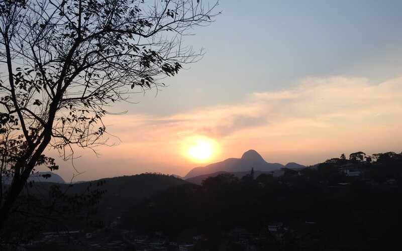 Segunda-feira de sol com muitas nuvens