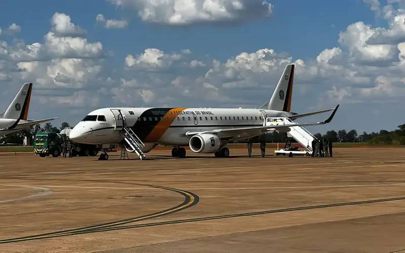 Avião presidencial tem problema técnico no ar e retornará ao México