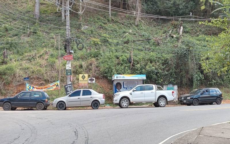 Estacionamento irregular em Pedro do Rio em frente ao ponto de ônibus atrapalha passag