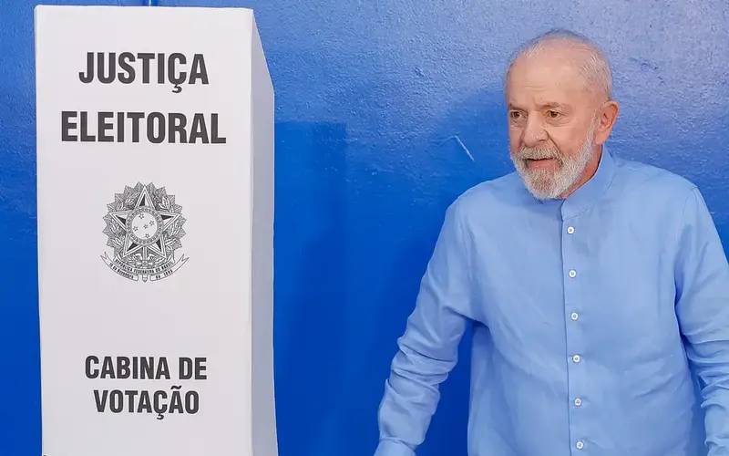 Lula vota em São Bernardo e diz que é hora de 