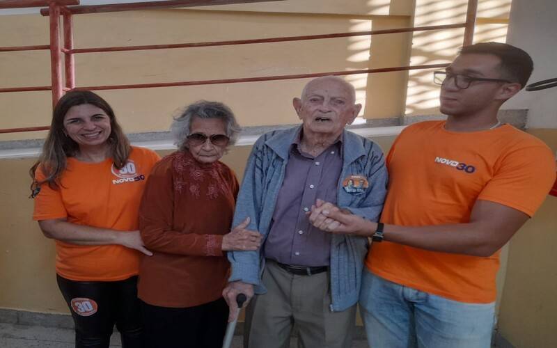 Casal de idosos segue votando nas eleições com 98 e 102 anos de idade