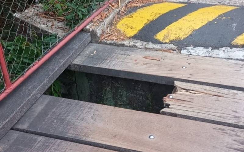 Buracos podem ser vistos na ponte do Castelo de Itaipava