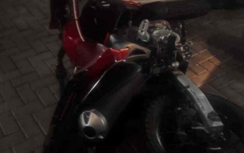 PM apreende moto sem placa na Posse