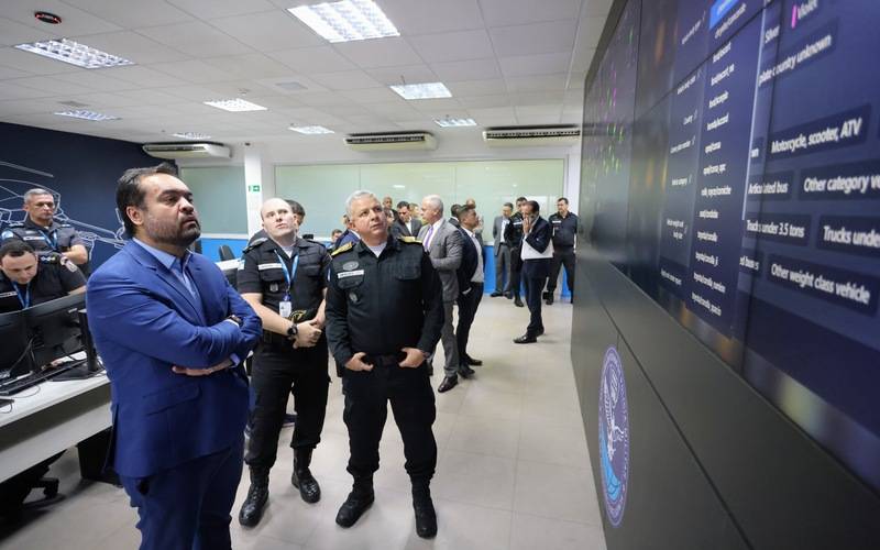 Cláudio Castro visita nova sala de Operações e Inteligência no CICC