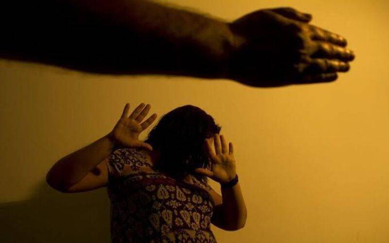 Maioria dos crimes contra mulheres em Petrópolis são realizados em casa e na faixa de 