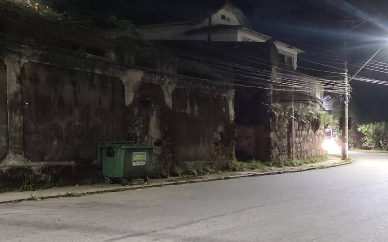 Lixeira na calçada na Rua Carlos Gomes