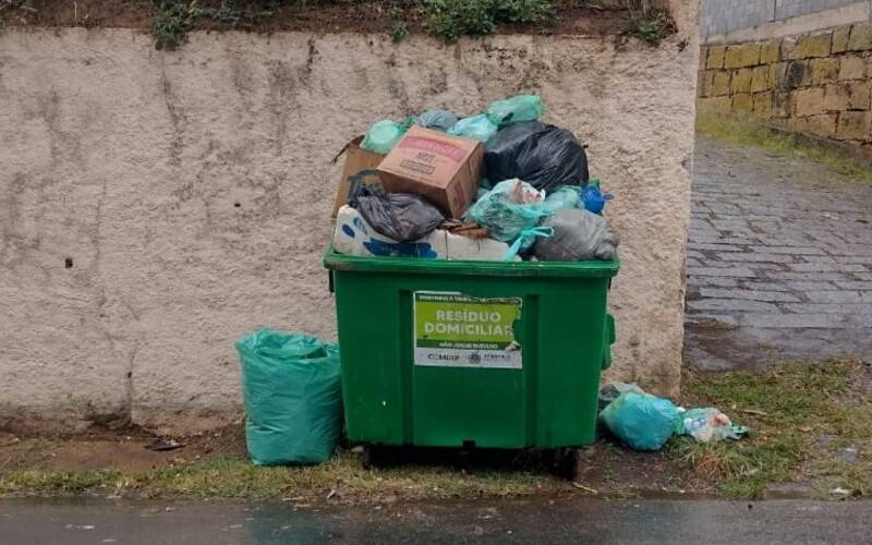 Lixo por toda Estrada Ministro Salgado Filho preocupa moradores