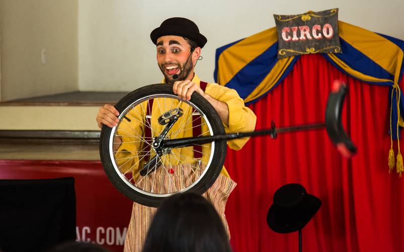 Diversão e magia do circo invadem o Dia das Crianças no Vilarejo com entrada gratuita