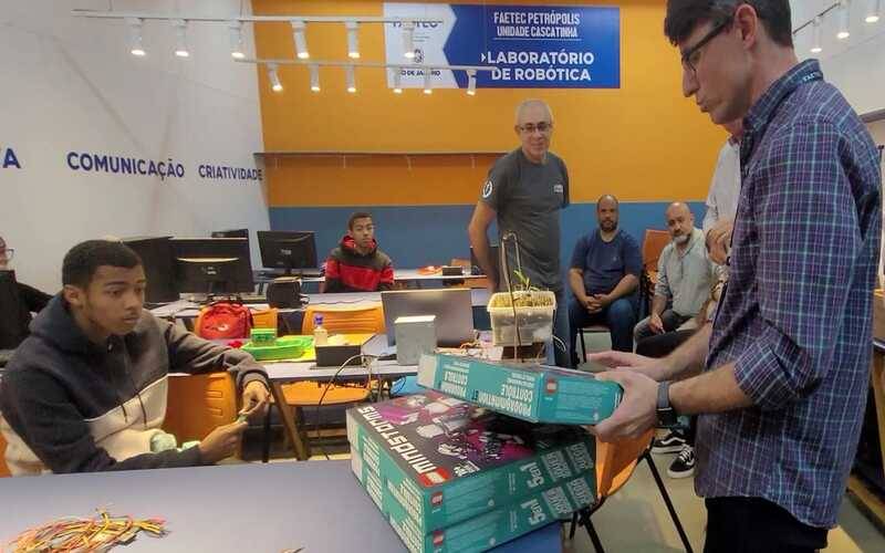 Estado entrega kit de robótica para alunos de curso na Faetec Petrópolis