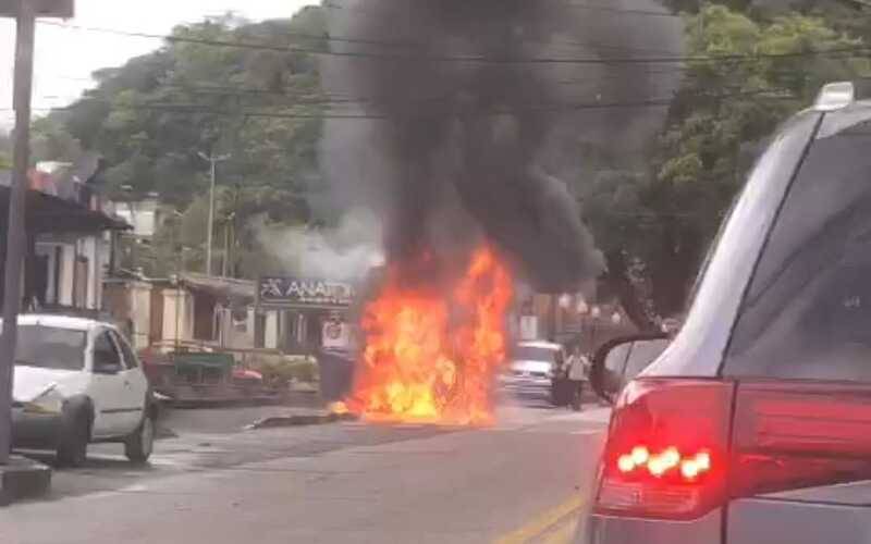 Caminhão pega fogo no Quitandinha