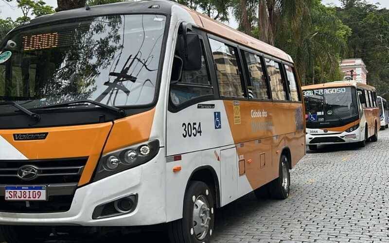 Ônibus voltam a fazer parada na Praça do Bosque do Imperador 