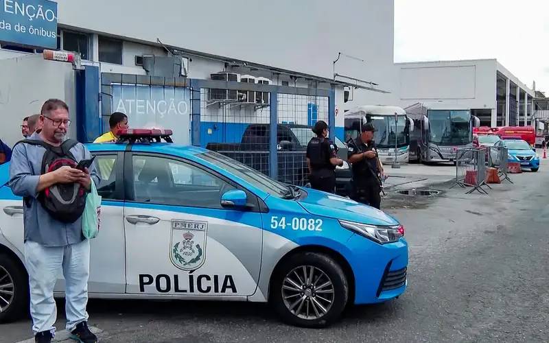 Criminosos sequestram 7 ônibus para fechar rua durante operação no Rio