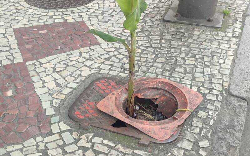 Populares sinalizam tampa do bueiro quebrada