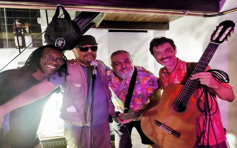 Banda Os Tiozin leva pop irreverente ao palco para show em Petrópolis