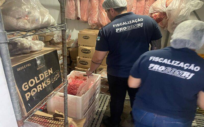 Procon-RJ descarta cerca de 250 kg de comida imprópria para consumo na região serrana 