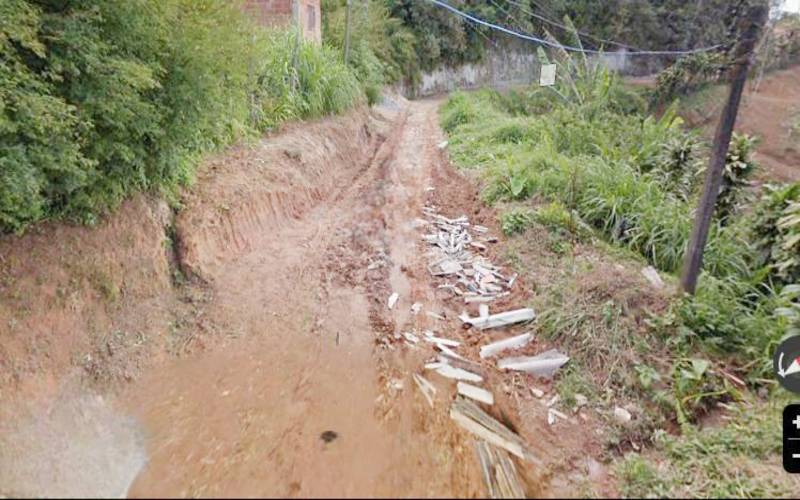 Moradores da Rua Mato Grosso no Quitandinha, destacam o descaso com a comunidade há ma