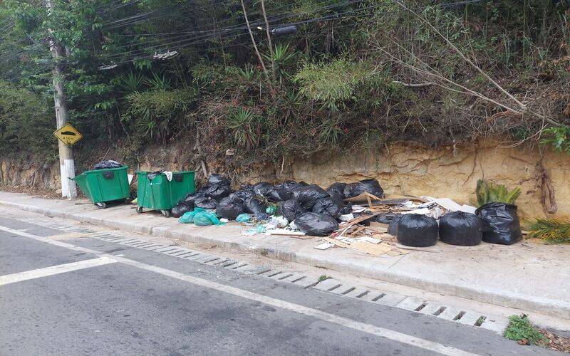 Falta de coleta de lixo próximo ao Liceu de Itaipava