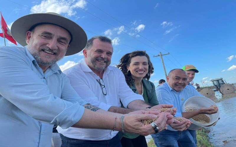 Sementes de esperança marcam a abertura do Plantio de Arroz Ecológico nos assentamento