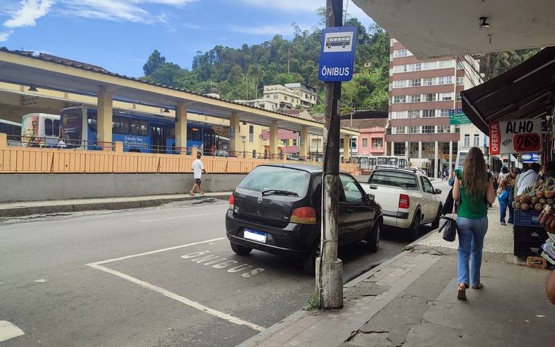 Estacionamentos irregulares atrapalham transporte público em vários pontos da cidade