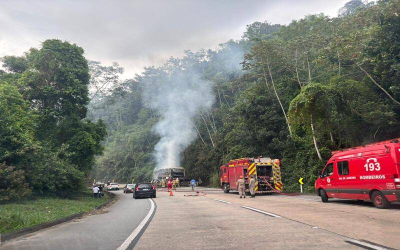 Ônibus pega fogo na descida da serra