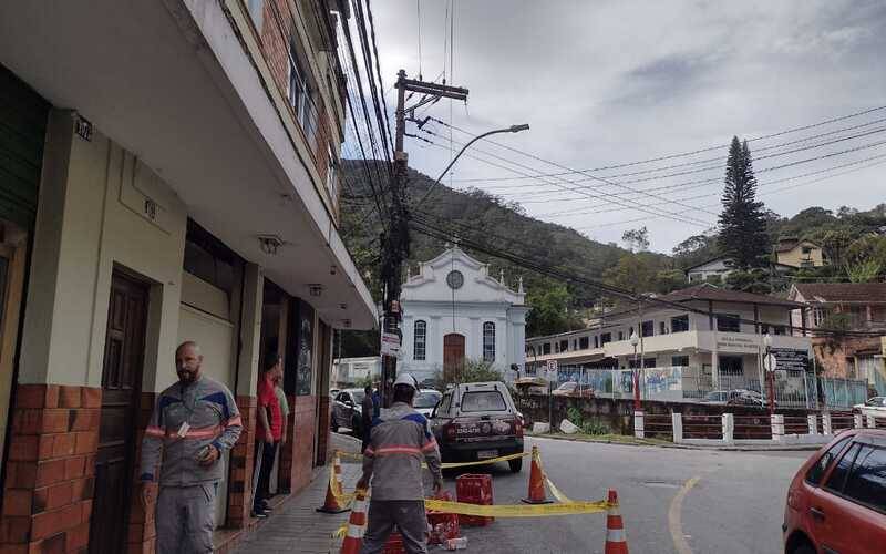 Ventania deruba fiação de energia no Morin