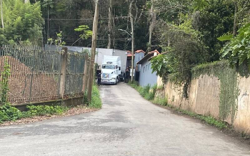 Caminhão de grande porte bloqueia trânsito em Itaipava