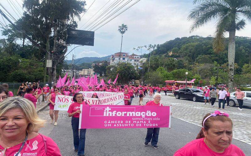 Petropolitanos se unem em grande caminhada Outubro Rosa e fortalecem a luta contra o c