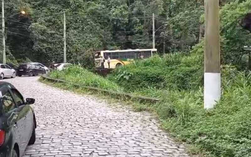 Ônibus da Trel quebra e causa congestionamento na Serra Velha